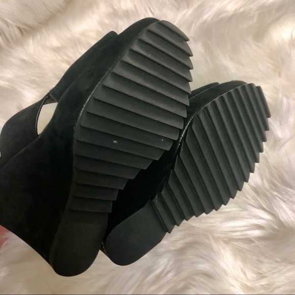 Vince Camuto Black Wedges - Picture 2 of 4
